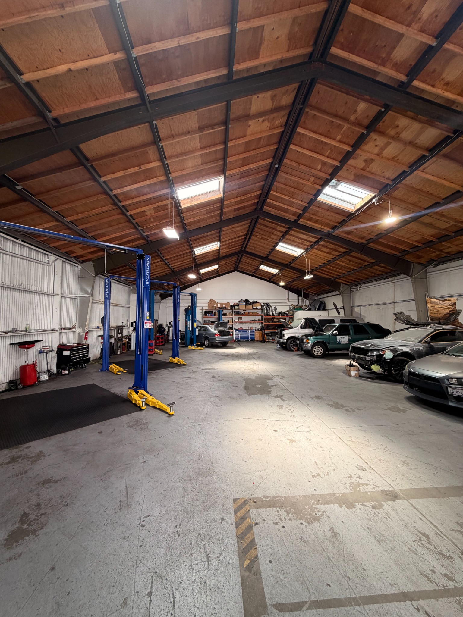 Vehicle service bay